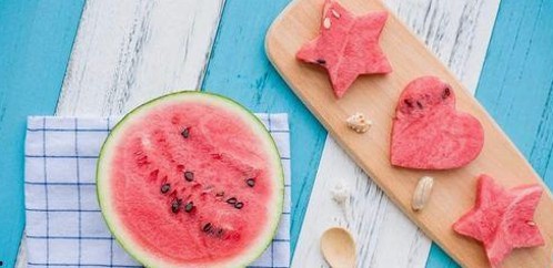 娱乐吃瓜现象背后的多维观察：从校园趣事到网络红人再到现场真相